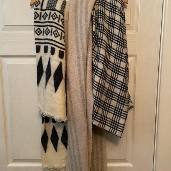 Also scarves - Picture 3 of 3